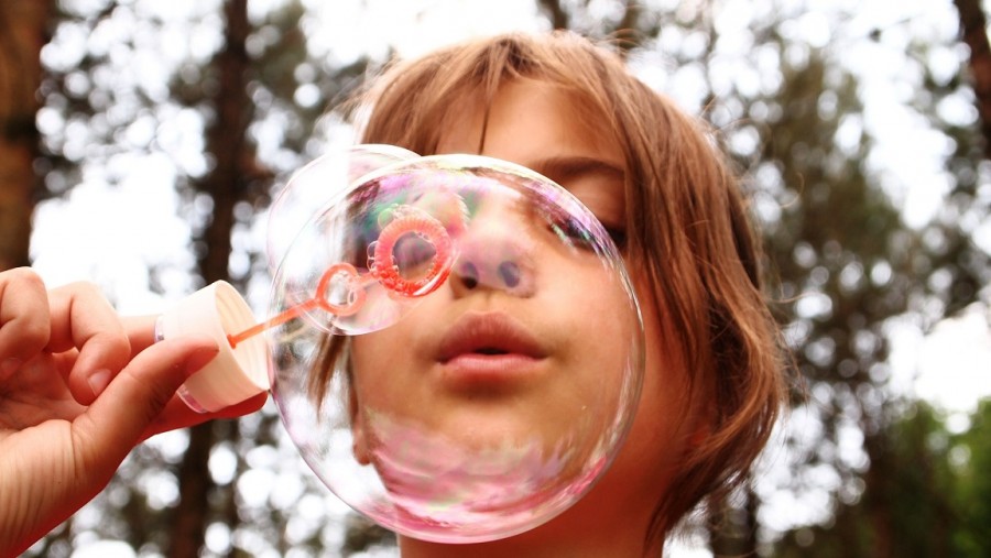 Mädchen macht Seifenblasen. Informationen rund um die Kinderbetreuung. Familien, Adoption, Pflegekind, Pflegefamilien - Pixabay
