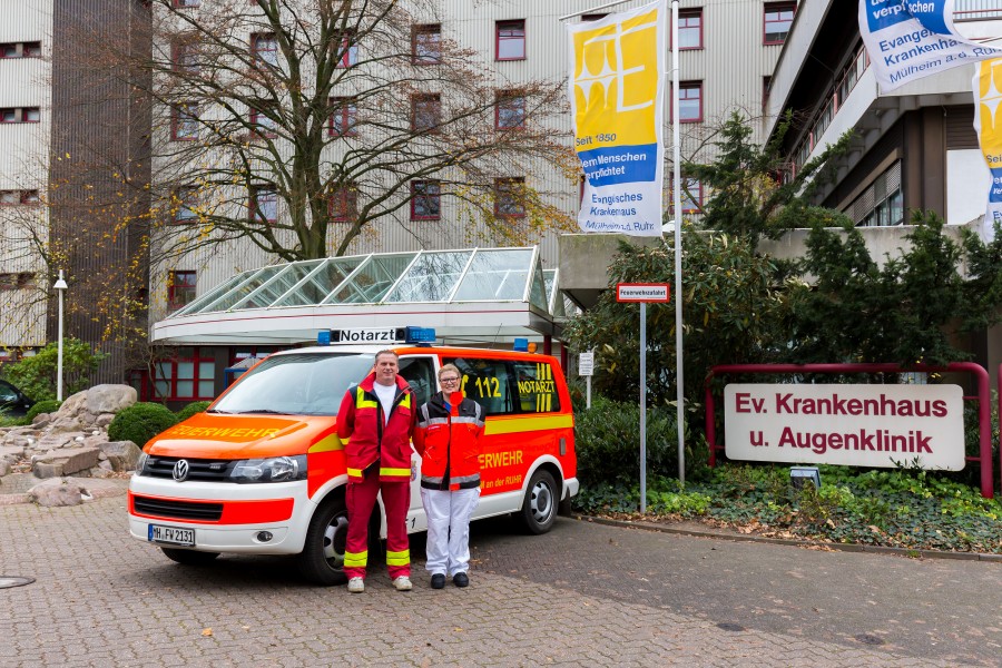 Notarzteinsatzfahrzeug (NEF) am Evangelischen Krankenhaus - Feuerwehr Mülheim