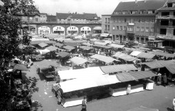Der Rathausmarkt 1960 - zahlreiche Marktstände und Läden in den Eisenbahnbögen