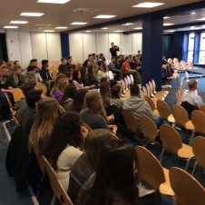 Schülersprechstunde mit Oberbürgermeisterin Dagmar Mühlenfeld in der Gustav-Heinemann Schule am 30. April 2015