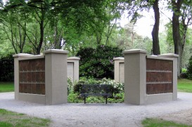 Bestattungsmöglichkeiten in Mülheim: Urnenwandanlage auf dem Friedhof Speldorf   