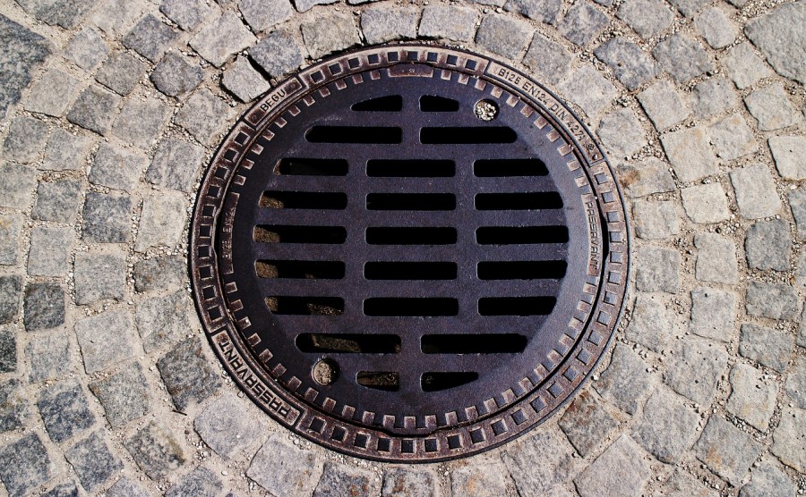 Gullideckel, Schachtdeckel. Infos zum Einleiten von Abwasser in öffentliche Abwasseranlagen. - Pixabay