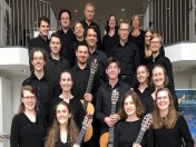 Das Bild zeigt Musiker*innen des Nylon String Orchestra NRW. Es findet ein Konzert am 5. Mai 2024 in der Musikschule Mlheim statt.
