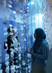 Die Teilnehmerinnen eines MUT-Cafs besuchten die Ausstellung WeltenWanderer des Kunstmuseums Mülheim an der Ruhr und betrachten die im blauen Licht gefärbte Installation Zerrissene Erinnerungen der Künstlerin Maryam Motallebzadeh.