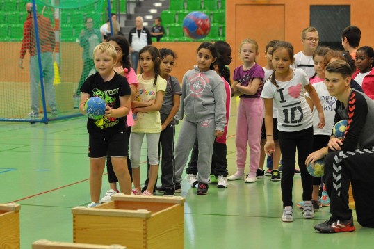 Zweitklässler sammelten Erfahrungen im Umgang mit dem Handball, hier lernen sie gerade das zielgerichtete Werfen. Handballaktionstag für Grundschulen in der RWE-Sporthalle.
