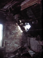 Bild des ausgebrannten Dachtstuhls. 