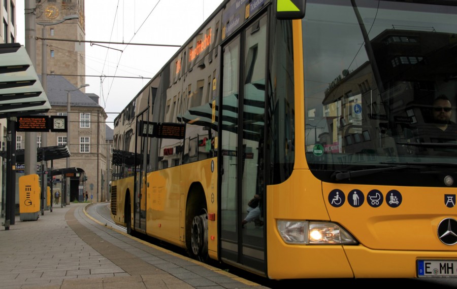 Busse der Ruhrbahn. Das Foto zeigt einen gelben Bus in der Vorderansicht an der Haltestelle Stadmitte. Im Hintergrund sieht man noch Ausschnitte des Rathausturms. ÖPNV - Sabine Meier