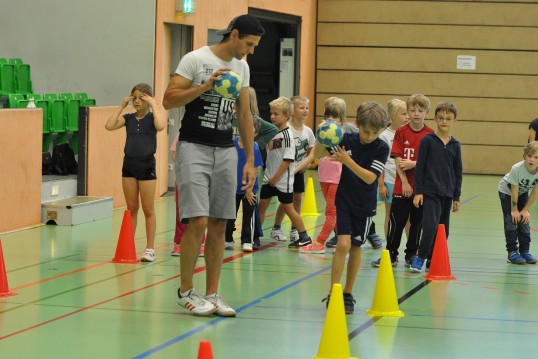 Zweitklässler sammelten Erfahrungen im Umgang mit dem Handball, hier lernen sie gerade das Dribbeln. Handballaktionstag für Grundschulen in der RWE-Sporthalle.