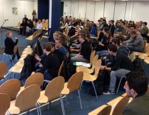 Schülersprechstunde mit Oberbürgermeisterin Dagmar Mühlenfeld in der Gustav-Heinemann Schule am 30. April 2015