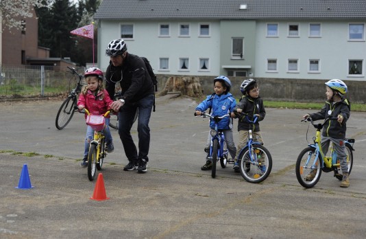 Fahrsicherheit und -spaß erhöht: Kinderleicht  Vom Laufrad zum Fahrrad. Klaus Külschbach gab jedem Kind entsprechend dessen Fähigkeiten Hilfestellung.  