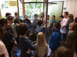 MINT-Woche in Mülheim: Ausstellung Mathematik zum Anfassen in der Katharinenschule. Die Riesenseifenblase war das Highlight für die Kinder.