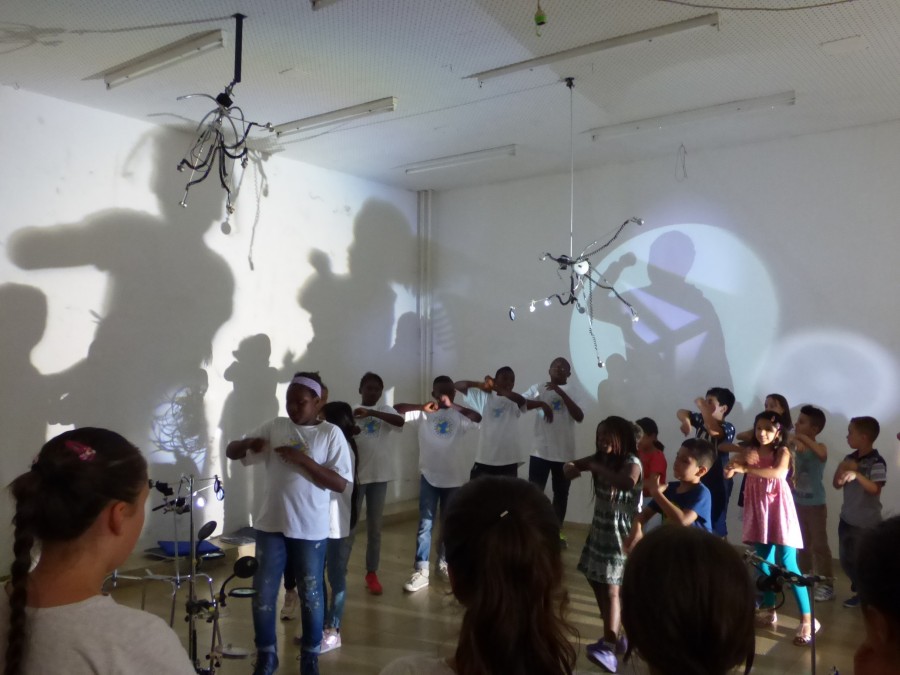 Kinder tanzen Schattenspiele im Makroscope. Das Projekt KunstRaumEppinghofen wurde an allen Eppinghofer Grundschulen durchgeführt.