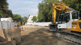 Foto vom aktuellen Baufortschritt zu Verlegung und Teilrenaturierung des Rumbachs - Beginn zweiter Bauabschnitt: Bagger rollen an