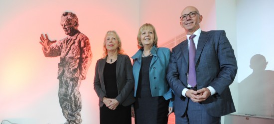 Ministerpräsidentin Hannelore Kraft, Oberbürgermeister Ulrich Scholten und Schulleiterin Ingrid Lürig enthüllen übergröße Bronzestatue von Willy-Brandt in der Aula der Willy-Brandt-Gesamtschule.