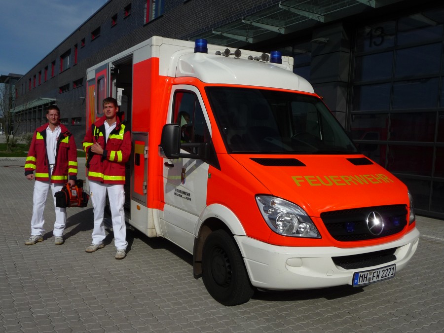 Die im Rettungsdienst der Feuerwehr eingesetzten Feuerwehr-Beamten werden nach erfolgreich absolviertem Grundlehrgang zusätzlich zum Rettungsassistenten(in) mit Notkompetenz ausgebildet. - Feuerwehr Mülheim