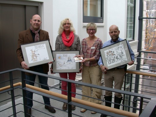v.l.n.r. Zepp Oberpichler, Claudia vom Felde, Monja Mika und Michael Hüter bei der Spendenübergabe aus den LiteraTouren 2013 im Hospiz