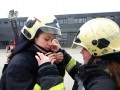 Im Team leistet man sich bereits beim Anlegen der Schutzausrüstung Hilfestellung. - Quelle/Autor: Feuerwehr Mülheim