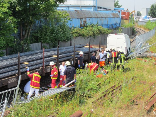 Tragischer Verkehrsunfall zwischen Hafenbahn und Kleintransporter forderte am 23. Juli 2013 fünf verletzte Personen