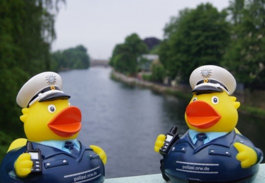 Quietsche-Enten-Rennen unter besonderer polizeilicher Beobachtung: Die Polizei-Entchen Betty und Klaus schwimmen bei Voll die Ruhr mit.