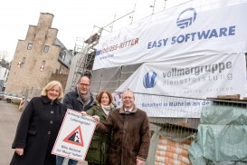 Schloss-Retter gesucht: Im Februar 2015 wechseln die Werbebanner an der Ringmauer. EASY SOFTWARE löst die Vollmergruppe ab.