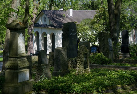 Alte Gräber und Grabanlagen, der Altstadtfriedhof wurde zu Beginn des 19. Jahrhunderts auf Anweisung von Napoleon angelegt