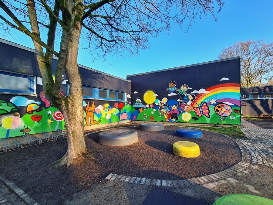 Das Foto zeigt den bunt gestalteten Schulhof der Grundschule am Dichterviertel - Online-Redaktion