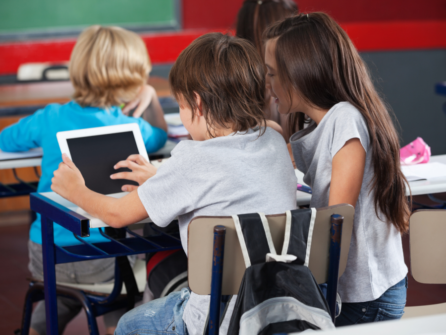 Schulkinder arbeiten mit einem Tablet im Schulunterricht - Referat I - Online Redaktion - Tyler Olson - Canva