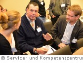 5. Kommunalkonferenz mit Preisverleihung Kommunaler Klimaschutz 2012 vom 7. bis 8. November 2012 in Berlin: Klaus Beisiegel im Gespräch mit weiteren Konfernzteilnehmern.