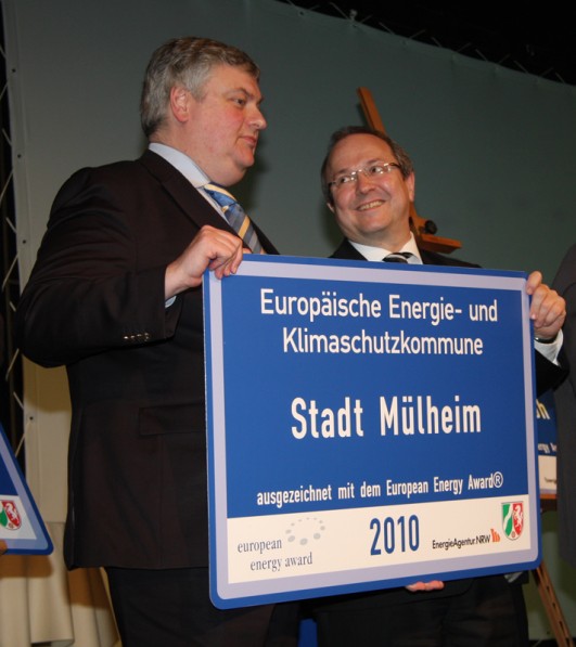 Der Energy-Award in Silber wurde der Stadt Mülheim an der Ruhr verliehen. Bürgermeister Markus Püll und Lothar Schneider, Geschäftsführer der EnergieAgentur.NRW.13.01.2011  