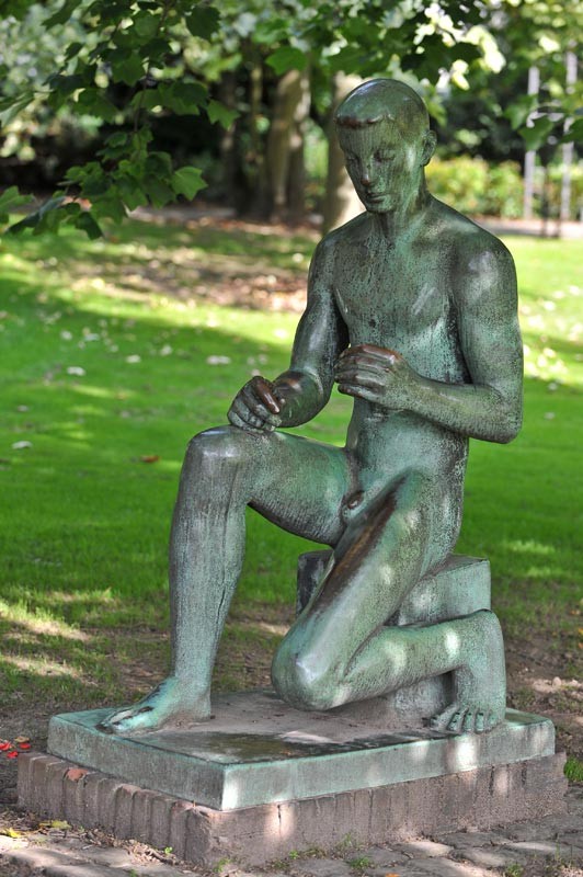 Die Bronzestatue Bogenschütze des Mülheimer Künstlers Hermann Lickfeld (1898-1941).09/2010Foto: Walter Schernstein