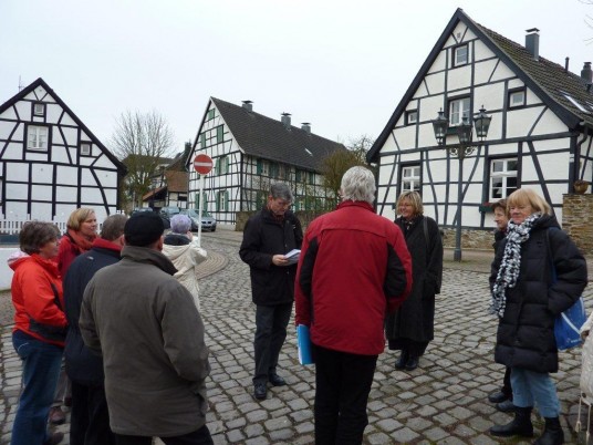 Arbeitsgemeinschaft Saarn auf dem ersten historischen Dorfrundgang.02.2010Foto: Privat