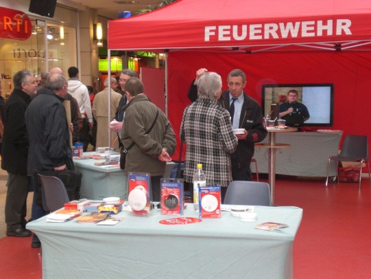 In Mülheim hatte die Feuerwehr am Freitag, den 13. Juli 2009 im FORUM auf der Aktionsfläche im Erdgeschoß einen Infostand aufgebaut, an dem sich interessierte Bürgerinnen und Bürger in der Zeit von 10 bis 16 Uhr über Rauchmelder informieren und beraten lassen konnten.
