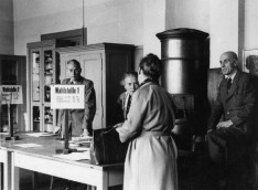 Ein Wahllokal in der Mülheimer Stadmitte (1946)