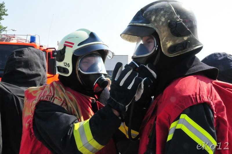 Eine gegenseiteige Überprüfung der Atemschutzmaske ist ein wesentlicher Sicherheitsaspekt. - Ewald Koschut