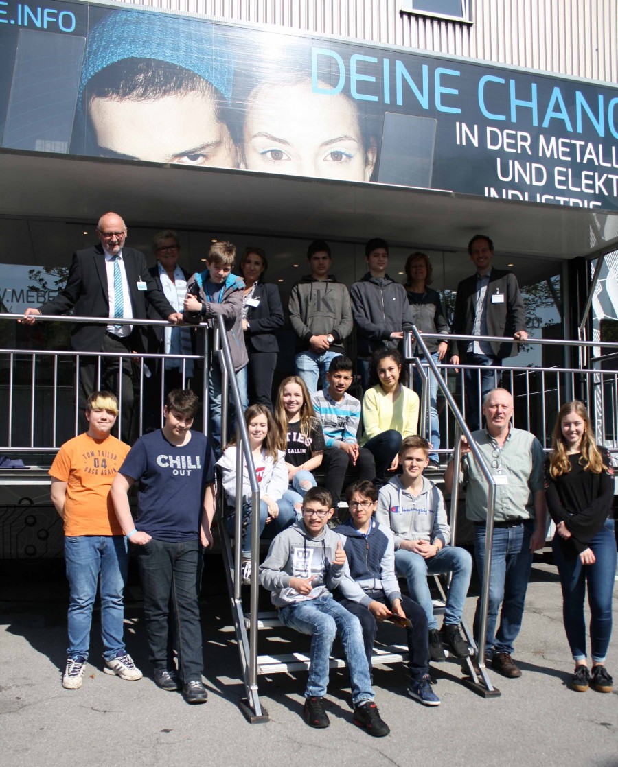Gruppenbild vor dem InfoTruck: Bei Siemens in Mülheim machte das zweigeschossige High-Tech-Gefährt Station - Unternehmerverband