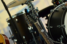 Schlagzeug und Gitarre als Werbefoto für Veranstaltungen der Musikschule - Pixybay