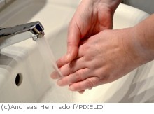 Im Umgang mit Lebensmitteln ist häufiges Händewaschen zur Vermeidung von Gesundheitsrisiken nötig. - (c)Andreas Hermsdorf/PIXELIO