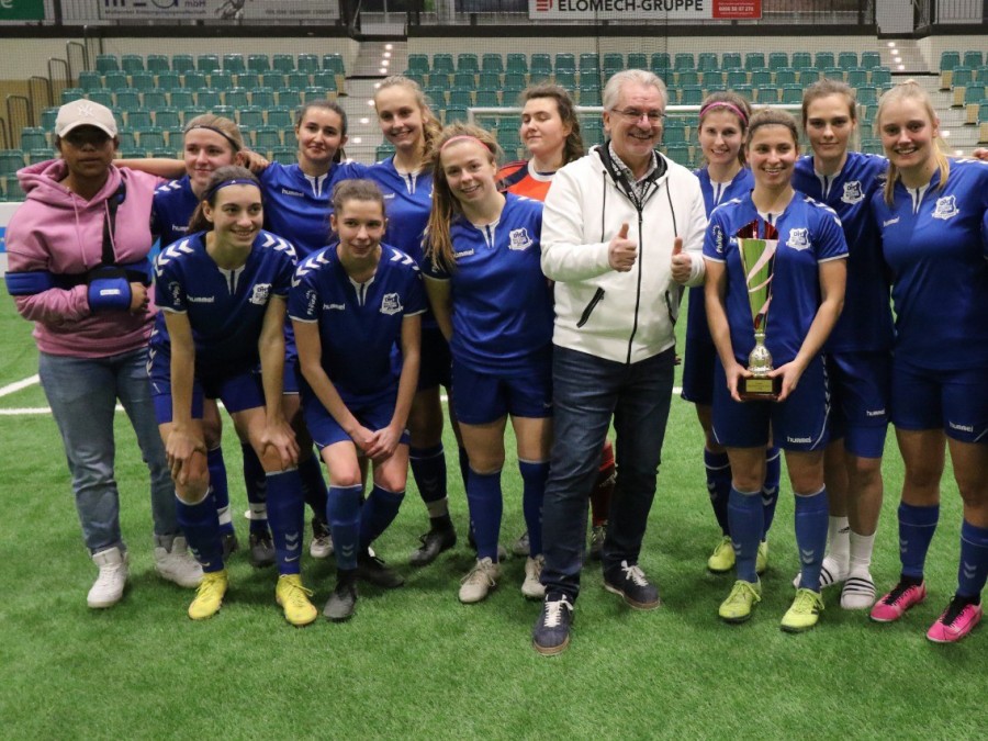 Die Damen der Fußballmannschaft DJK Blau Weiß Mintard gewannen die Hallenstadtmeisterschaften 2023 in der Westenergie Sporthalle. - Tanja Schwarze