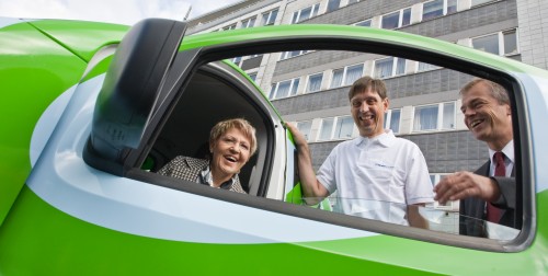 RWE Effizienz, Geschäftsführer Dr. Norbert Verweyen (Mitte) übergibt der Stadt Mülheim erstes Elektroauto. Oberbürgermeisterin Dagmar Mühlenfeld und Landesumweltminister Johannes Remmel freuten sich über das energiesparende Geschenk.  