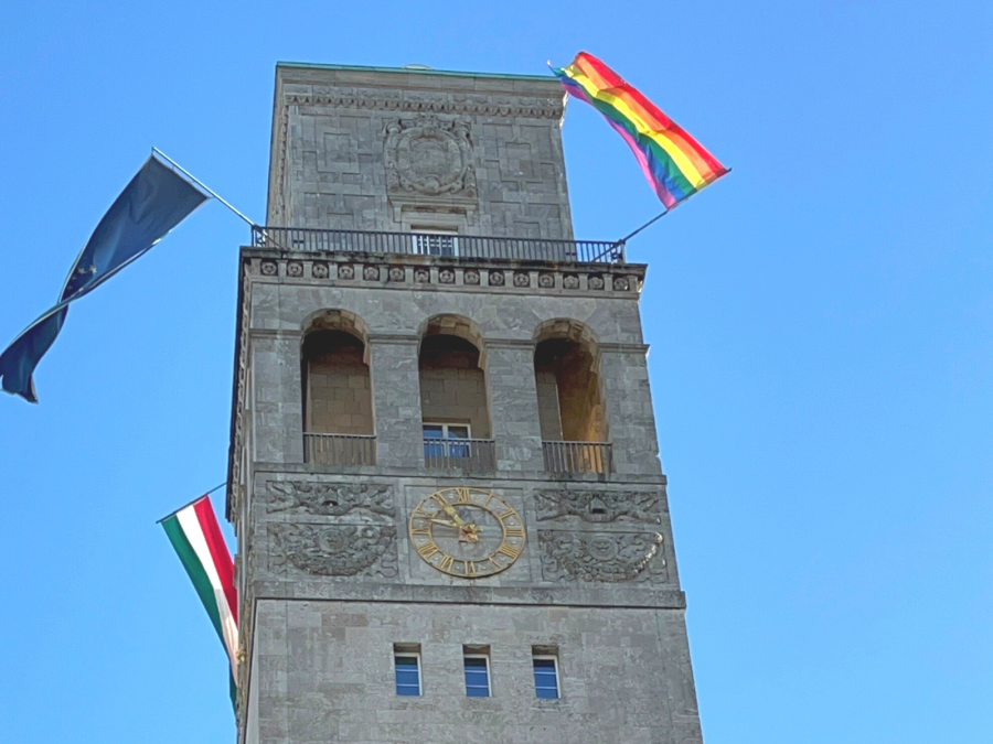 Beflaggung des Rathausturmes mit der Regenbogenflagge - Cristina Batti