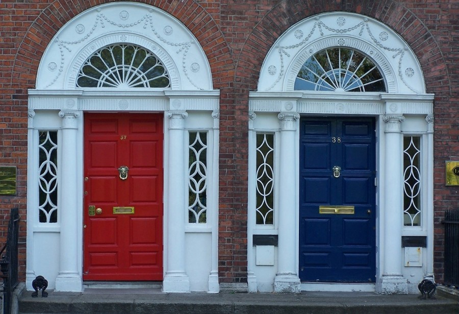 Zwei Eingangstüren, Informationen zur Zweitwohnungssteuer - Pixabay