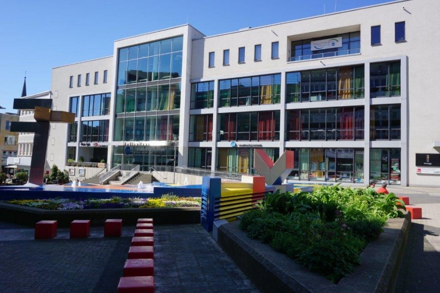 Außenaufnahme von der Stadtbibliothek im MedienHaus am Synagogenplatz - Claudia vom Felde Außenaufnahme von der Stadtbibliothek im MedienHaus am Synagogenplatz - Claudia vom Felde