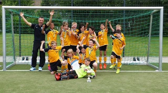 Die Grundschule Krähenbüschken gewann im Schuljahr 2013/2014 mit ihrer Fußball-Jungenmannschaft den Stadtmeisterschaftstitel im Fußball.