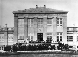 Die Ehrengäste auf der Terrasse des Kaiser-Wilhelm-Instituts bei der Einweihung am 27. Juli 1914