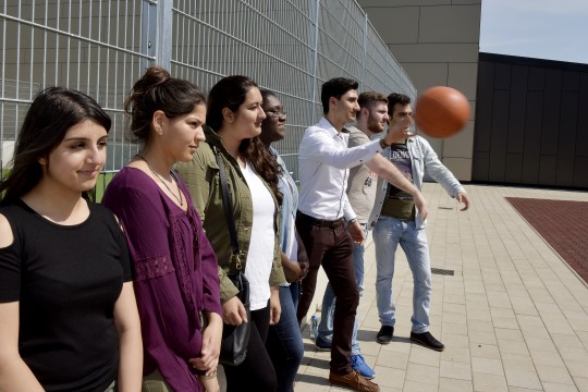 Schüler und Lehrer des Berufskollegs Lehnerstraße setzen Projekte zur Integration von geflüchteten Jugendlichen um.