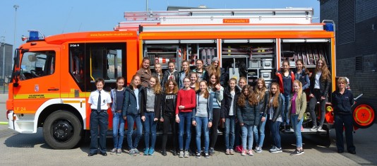 Am 23. April 2015 fand bereits zum zehnten Mal der Girls Day bei der Feuerwehr Mülheim statt. D23 teilnehmenden Mädchen konnten dabei Einblicke in deren Arbeit nehmen - Gruppenbild