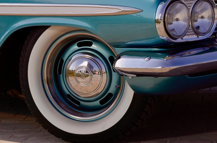 Bildausschnitt Chevrolet, Oldtimer, historisches Fahrzeug, rote Kennzeichen - Pixabay