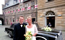 Zufriedenes Brautpaar am Schloß Broich. Der Mai ist ein besonderer Hochzeitsmonat.