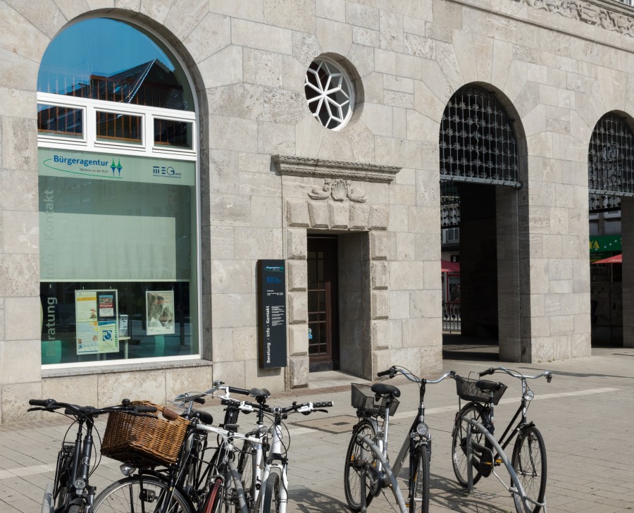 Außenansicht der Bürgeragentur der Stadt Mülheim an der Ruhr - Referat I.4 - Kommunikation - Onlineteam - Tobias Grimm Außenansicht der Bürgeragentur der Stadt Mülheim an der Ruhr - Referat I.4 - Kommunikation - Onlineteam - Tobias Grimm