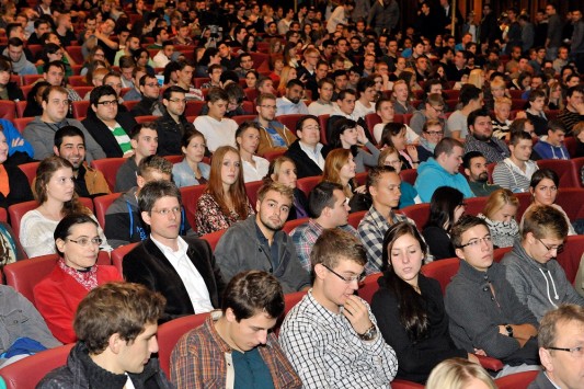 750 Studierende waren der Einladung der HRW zur Erstsemesterbegrüßung in den Theatersaal gefolgt.